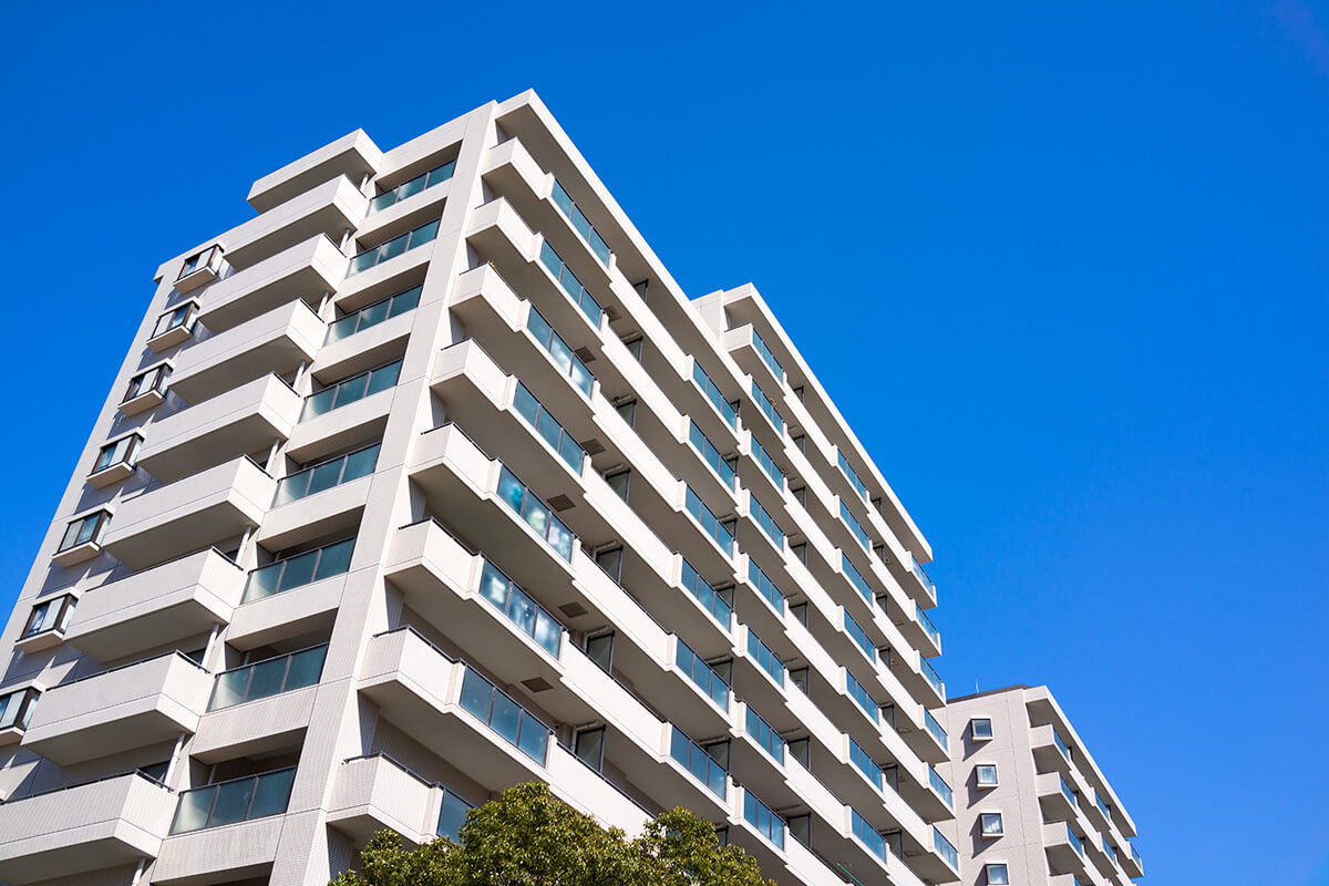 batiment-copropriete-immeuble-logement-ciel-bleu-rehabilitation-social-loyer