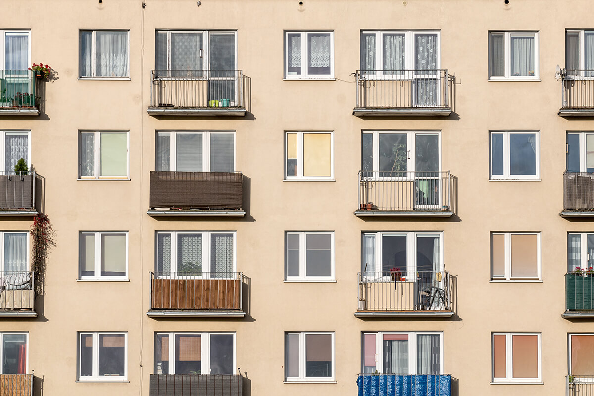 facade-appartements-immeuble-fenetres-balcons-beige