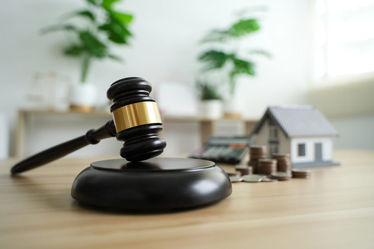 marteau-justice-loi-maison-logement-pieces-monnaie-calculette