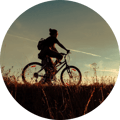 bulle-femme-velo-coucher-soleil-nature