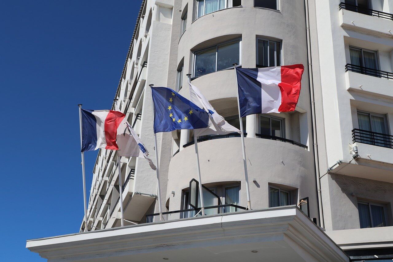 drapeaux-francais-europeen-batiment-moderne