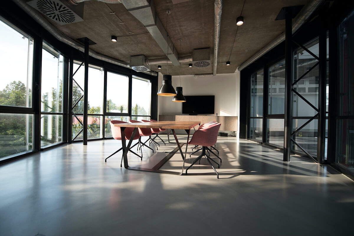 interieur-bureaux-piece-reunion-baies-vitrees-luminaire-ventilation