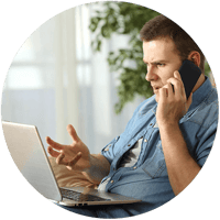 personne énervée téléphone rond