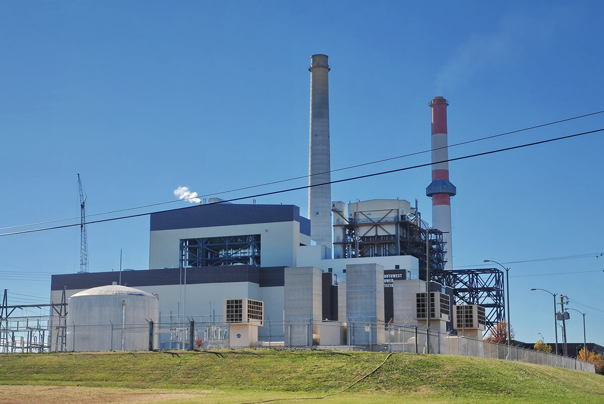 usine-fils-electriques-cheminees-ciel-bleu