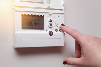 main-thermostat-chauffage-connecte-regulation-programmation-temperature-logement