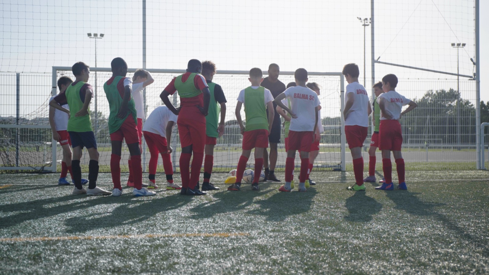 enfants sur terrain de foot