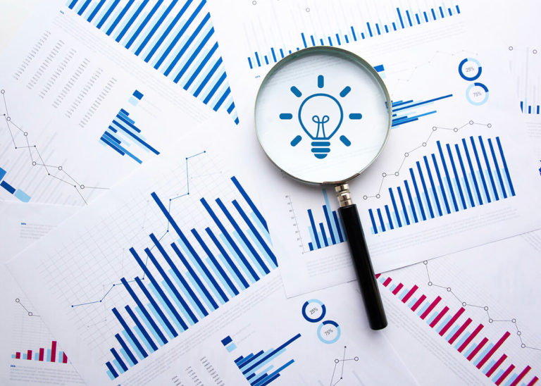loupe-suivi-energie-donnees-statistiques-graphiques-courbes-768x548