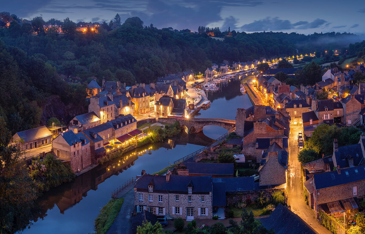 dinan-ville-france-nuit-eclairage-riviere