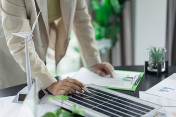 mains-bureau-energies-renouvelables-dossier-statistiques-eolienne-panneau-solaire-moderne