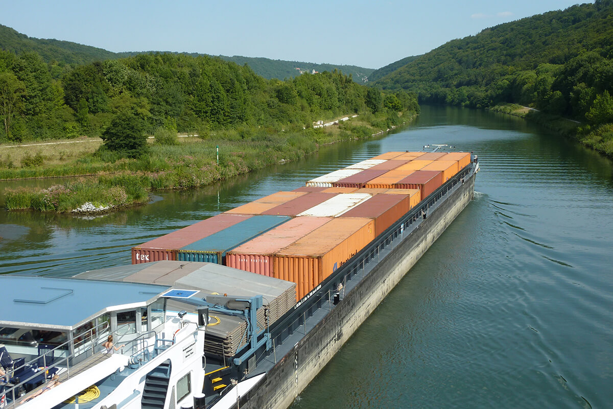 transport-fluvial-peniche-conteneurs-unite-intermodale