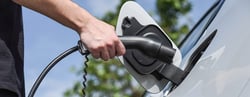 main-recharge-voiture-electrique-prise-borne-capuchon-2