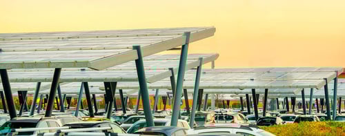 ombriere-panneaux-solaires-photovoltaiques-parking-exterieur-voiture-ciel