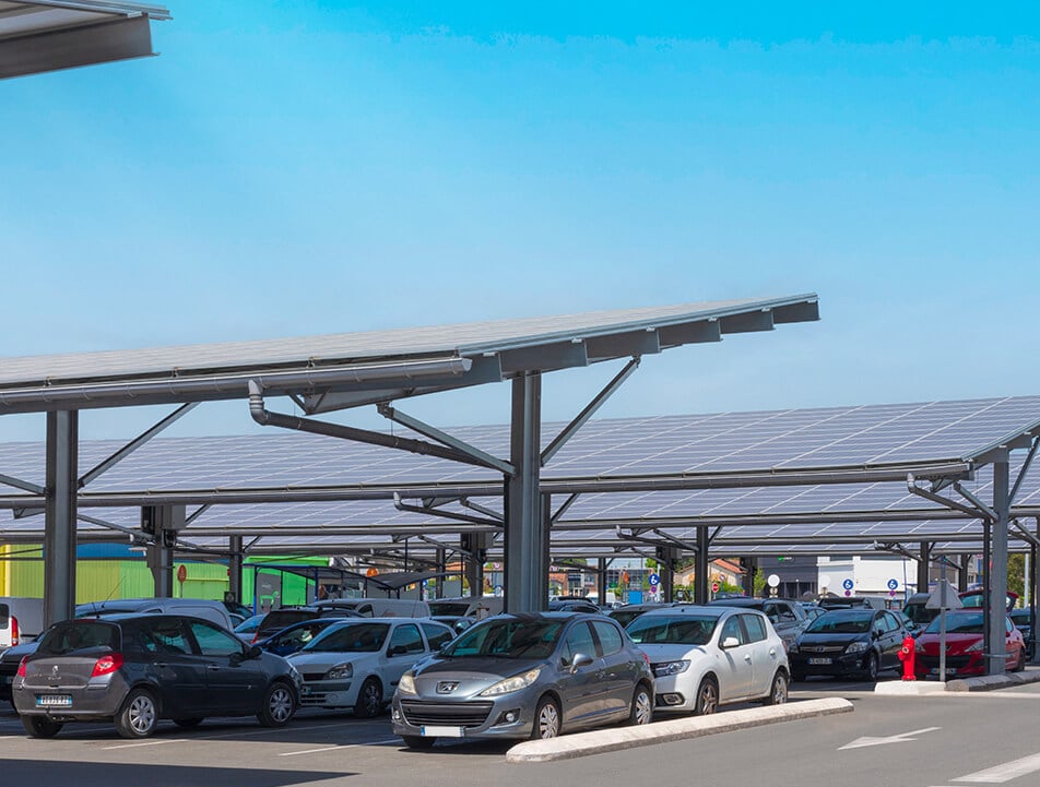 ombriere-parking-solaire-photovoltaique-voitures-ciel-bleu-grande-surface