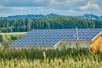 panneaux-solaires-toiture-batiment-champ-foret