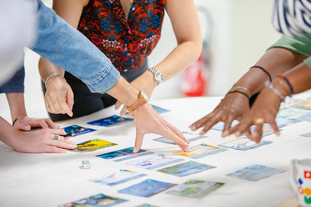 fresque-climat-hellio-octobre-2021-mains-cartes