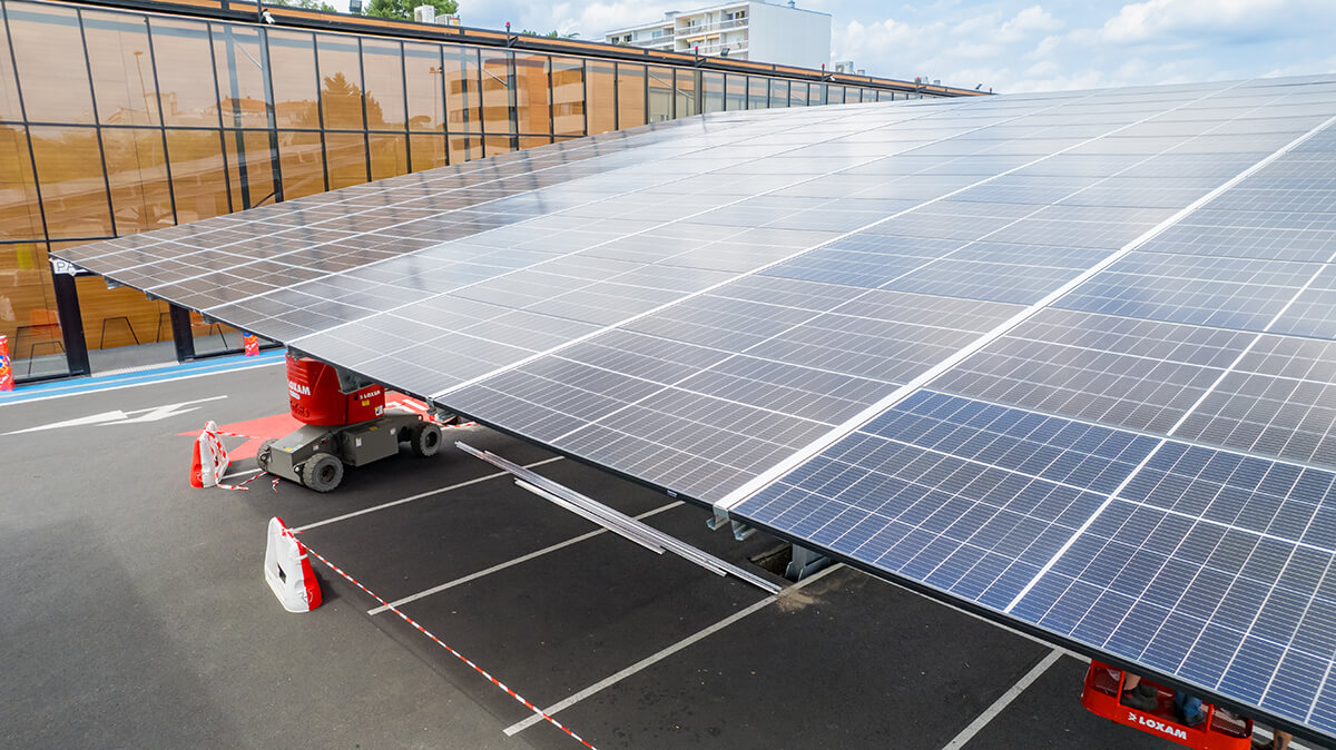 Panneaux solaires sur parking : ce que dit la loi