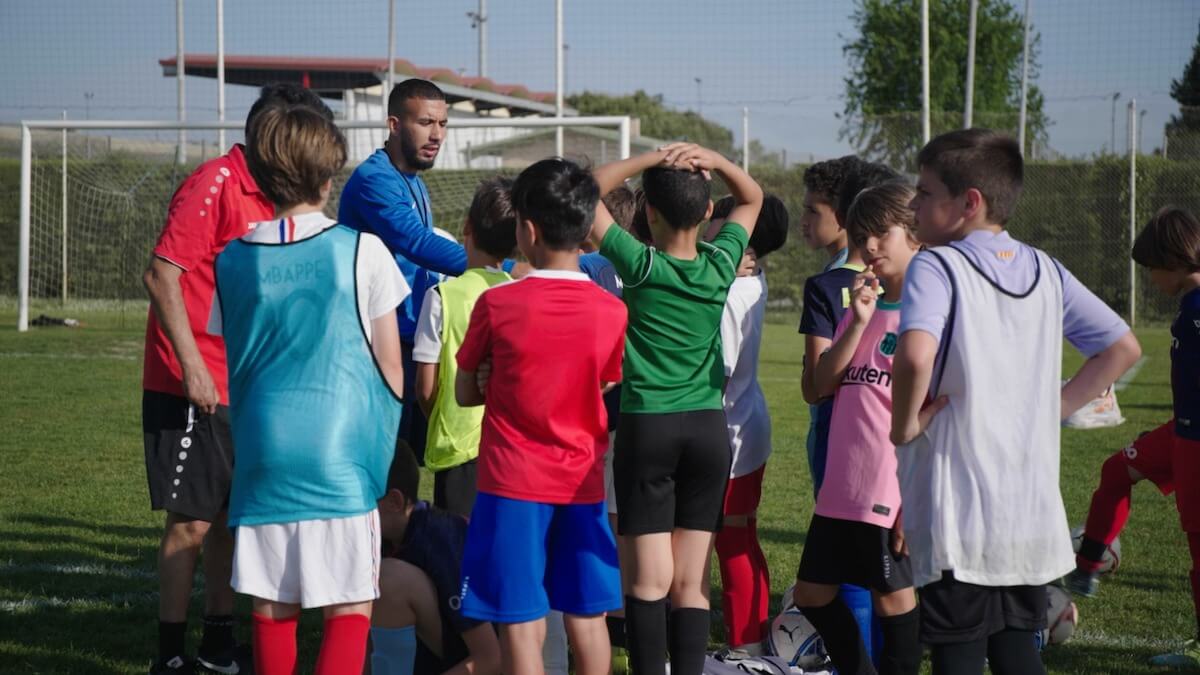 Enfants sur un terrain de foot