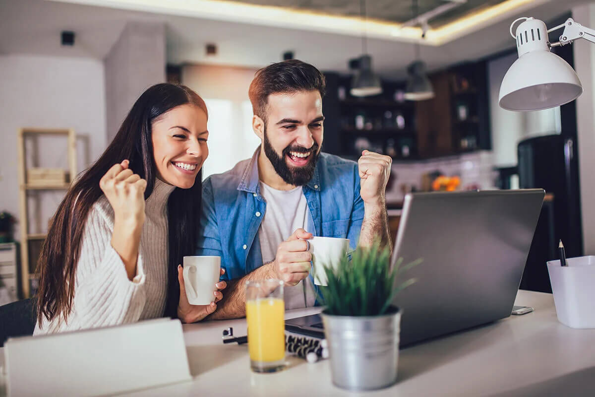 couple-content-poing-ordinateur