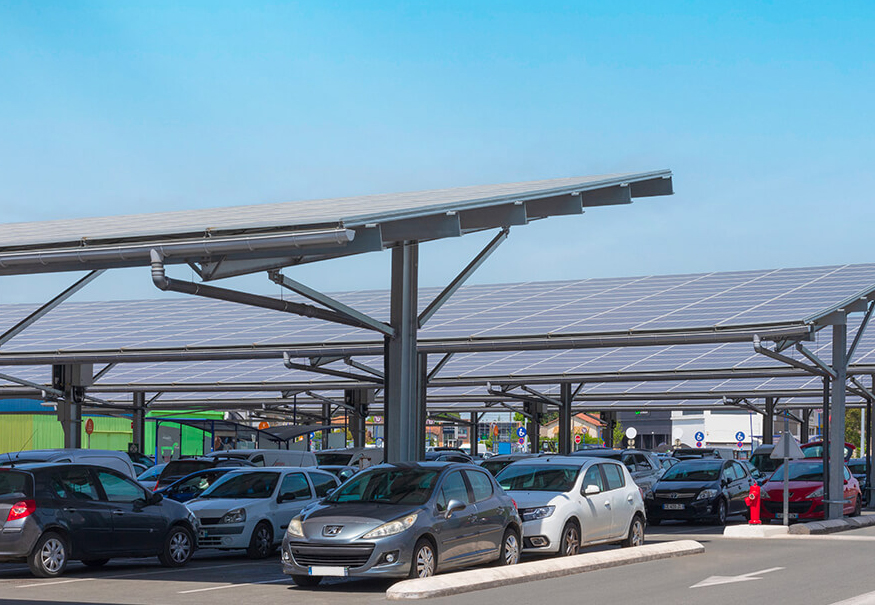 ombriere-parking-solaire-photovoltaique-voitures-ciel-bleu-grande-surface-1